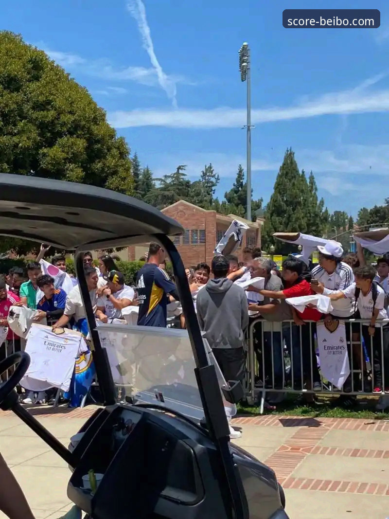 深度解析阿诺德训练场外小插曲：一次关于球星公共行为与球迷互动的观察教程